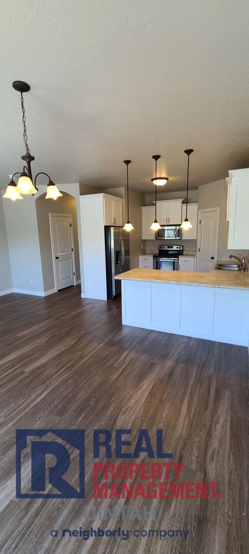 Building Photo - Cozy 3 Bedroom 2 1/2 Bath Condo