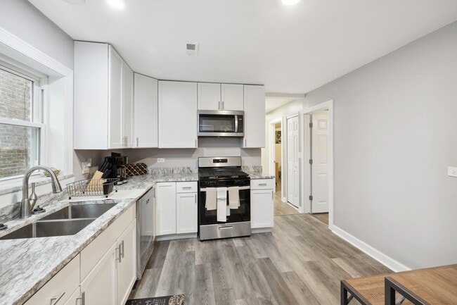 Building Photo - 5565 W Gladys Ave