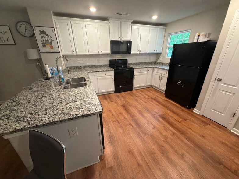 Building Photo - Room in House on Meredith Woods Ln