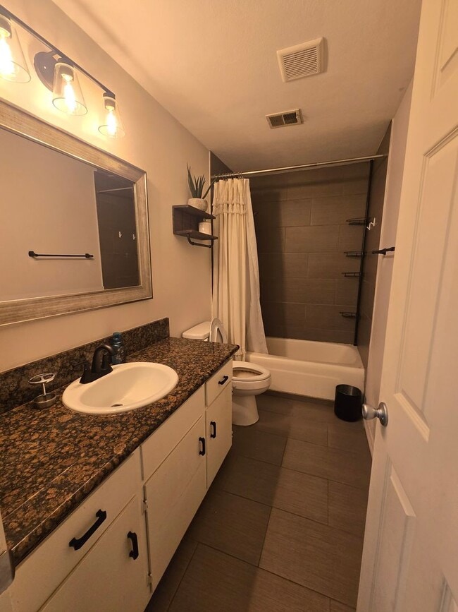 Building Photo - 3 BR 2 BA Available Now