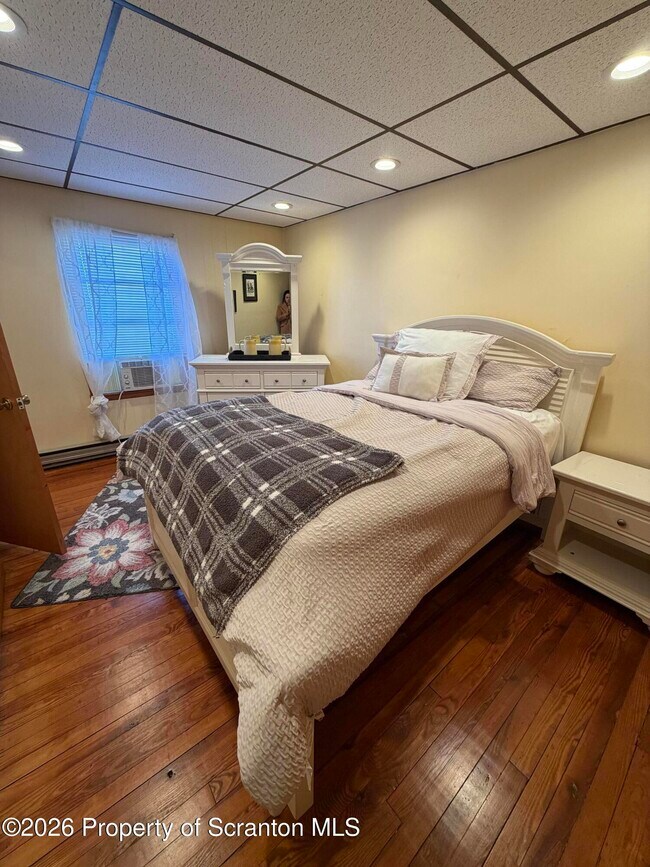 Building Photo - 711 Main St