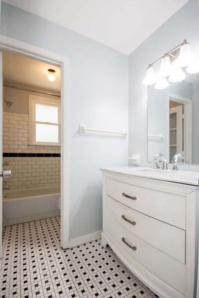 Building Photo - Huge 4 Bedroom 2 Bath Sylvan Park Classic! AVAILABLE NOW. Perfect for Roommates or a Home Office....