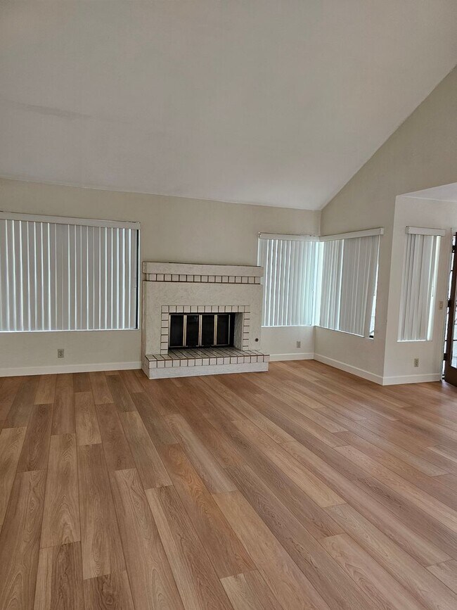 Building Photo - Fantastic 2Br/2Ba Single Level Home in Bernardo Heights