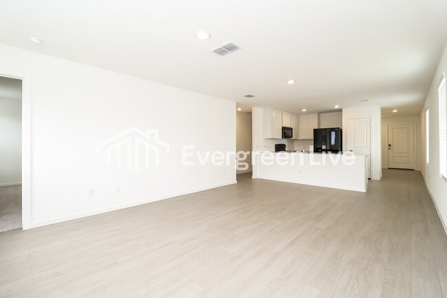 Building Photo - 240 Sycamore Pl