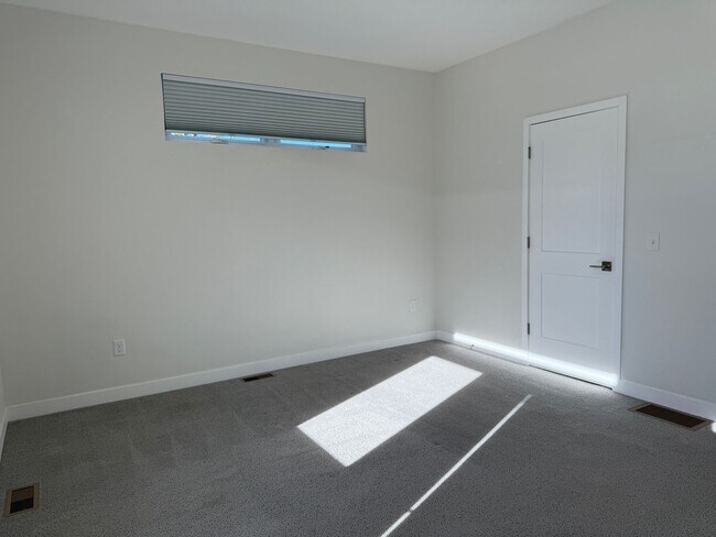 Building Photo - Fresh-Modern-Convenient 2/3/2 Twnhome