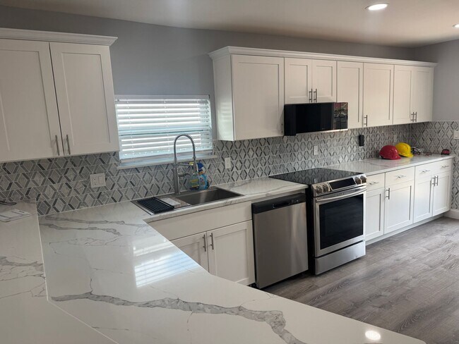 Building Photo - Large 4 bedroom West Tampa Bungalow