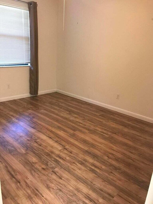 Building Photo - 1271 SE Parkview Pl