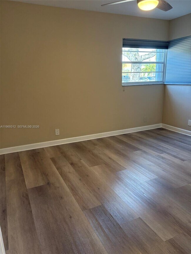 Building Photo - 1005 S 17th Ave