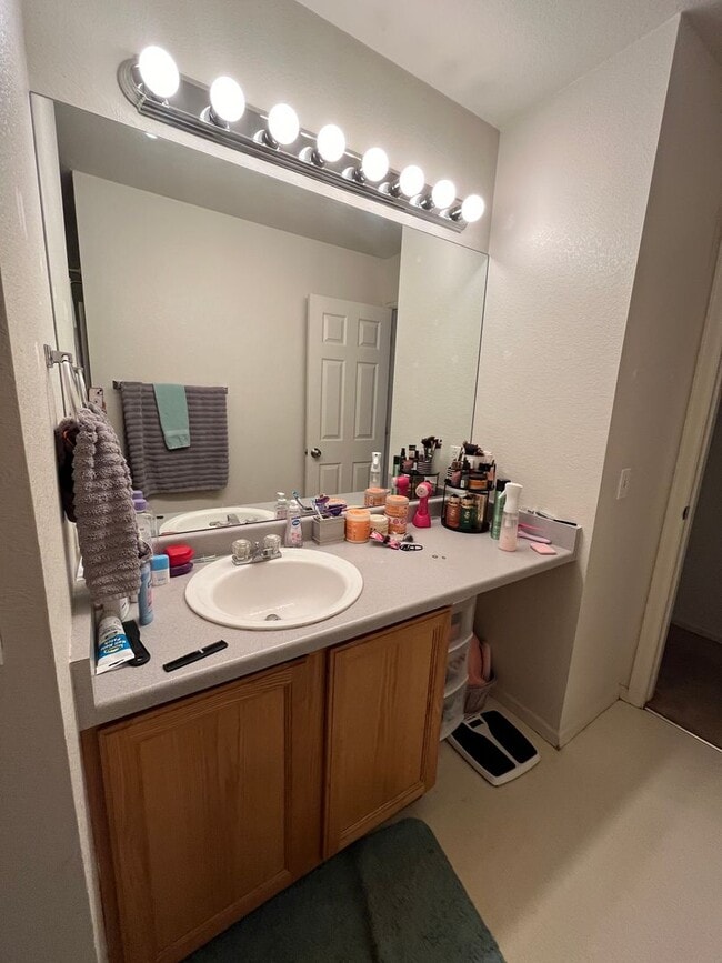 Building Photo - Lovely Townhome in Thornton