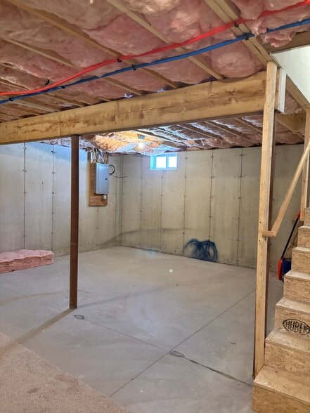 Building Photo - 598 Main St