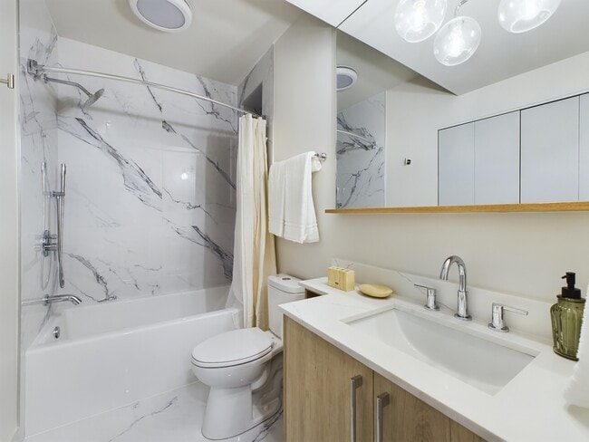 Building Photo - 2437 W Walton St