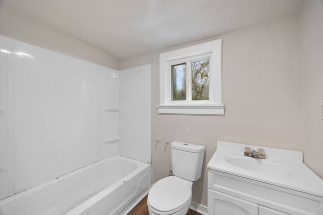 Building Photo - Two bedroom home!