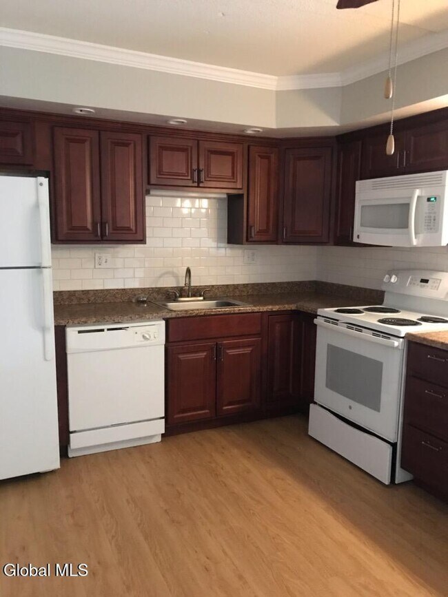 Building Photo - 82 Crescent St