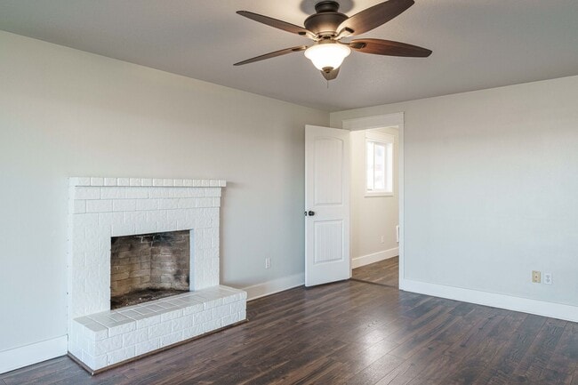 Building Photo - 4 Bedroom 2.5 Bathroom With Large Fenced B...