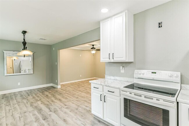Building Photo - 207 Woodvale Dr