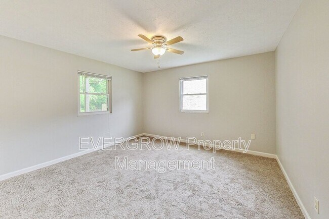 Building Photo - 961 Valley View Dr