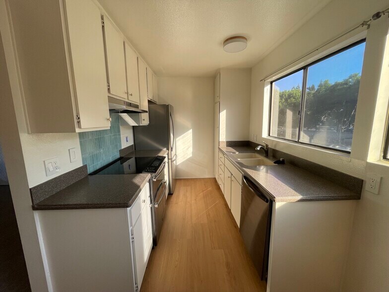 Building Photo - 160 Streamwood