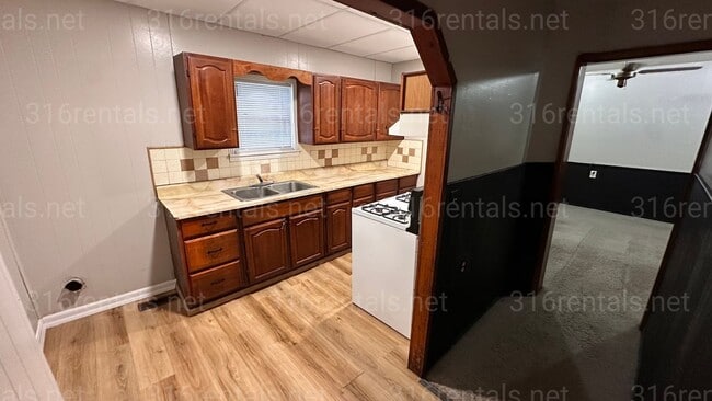 Building Photo - $875 - 3 bed 1 bath - Single Family Home