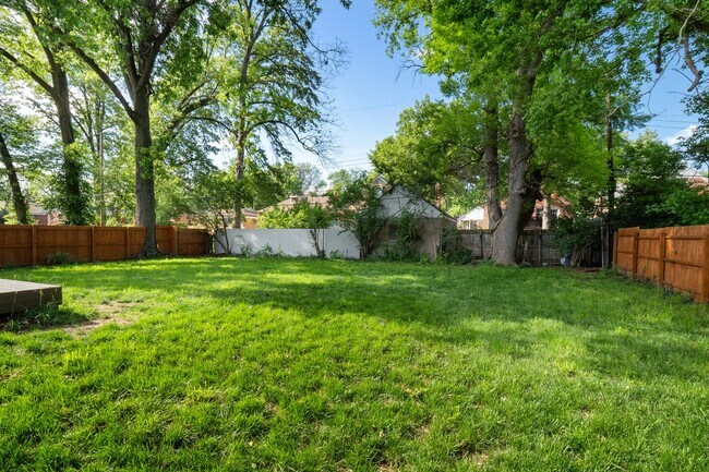 Building Photo - Stunning 4-bedroom, 2.5-bathroom rental of...