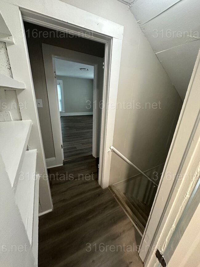 Building Photo - $1250 - 4 bed 2 bath - Multi Family Home
