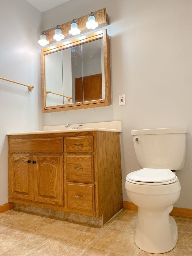 Building Photo - Beautiful 3 bed 1 bath house, over sized driveway, garage and fenced in back yard $1,595  [Move-i...