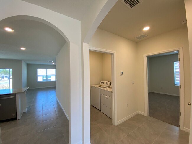 Building Photo - Lake Diamond-North - 4/2/2 *Available Now*...