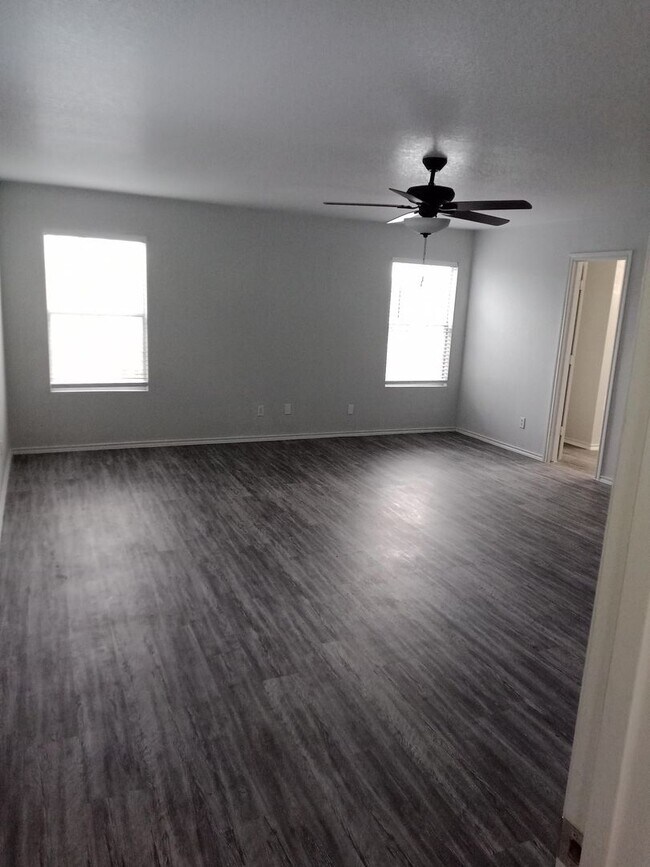 Building Photo - Spacious 4 Bed / 2.5 Bath Home