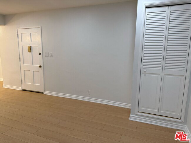 Building Photo - 4125 W Toluca Lake Ave