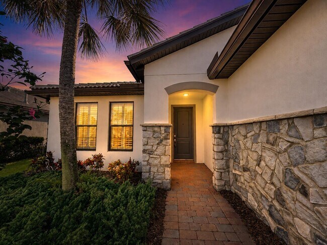 Building Photo - 348 SE Courances Dr