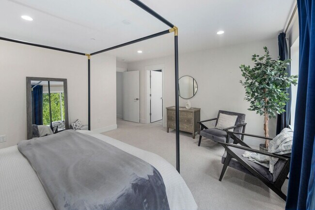 Building Photo - **North-Facing Luxury Home with Sunroom, A/C & Smart Home Features in Sammamish** Available NOW f...