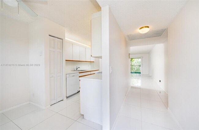 Building Photo - 1251 SW 125th Ave