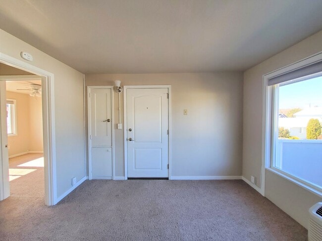 Building Photo - Adorable Second Floor Condo