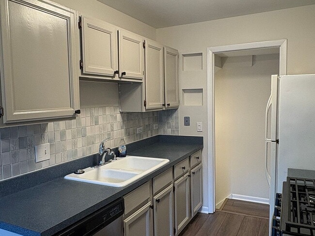 Building Photo - 410 Sunnybrook Ln