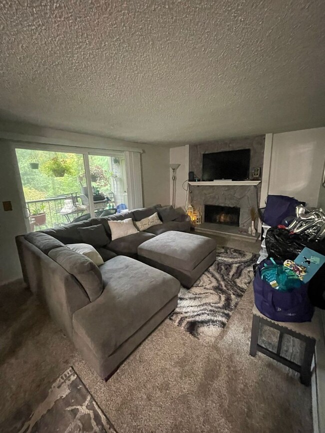 Building Photo - 3 Bedroom 1 & 3/4 Bath Condo in Desirable ...