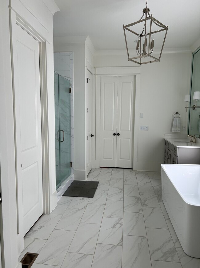Master bath (view 1) - 5566 Hardeman Springs Blvd