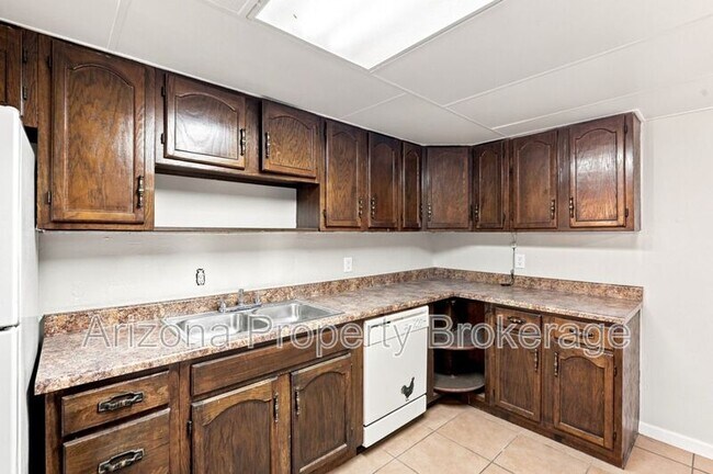 Building Photo - 3302 W Solano Dr S