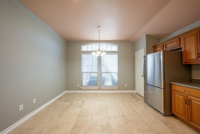 Building Photo - 1435 Bluff Forest