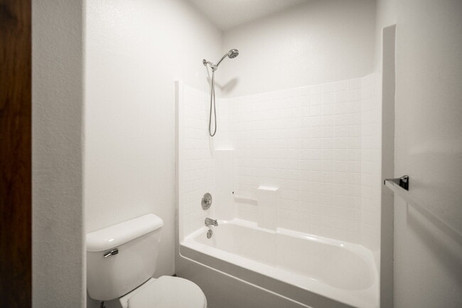 Building Photo - "Spacious 4-Bedroom, 4.5 Bathroom 4792 sq. ft. Retreat with Scenic Views and Cozy Fireplace in St...