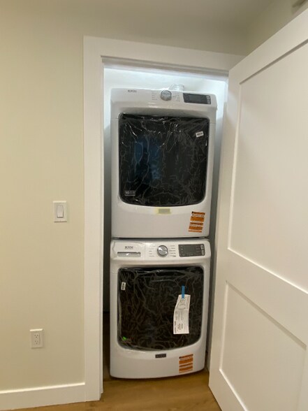 Building Photo - 8 Russell Rd