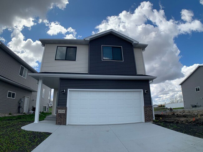 Building Photo - 3 Bed 2 Bath Single Family Home