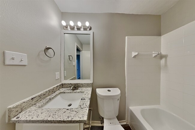 Building Photo - 2039 Greencrest Dr