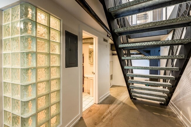 Building Photo - Urban Apartment at Pierpont Lofts with Res...