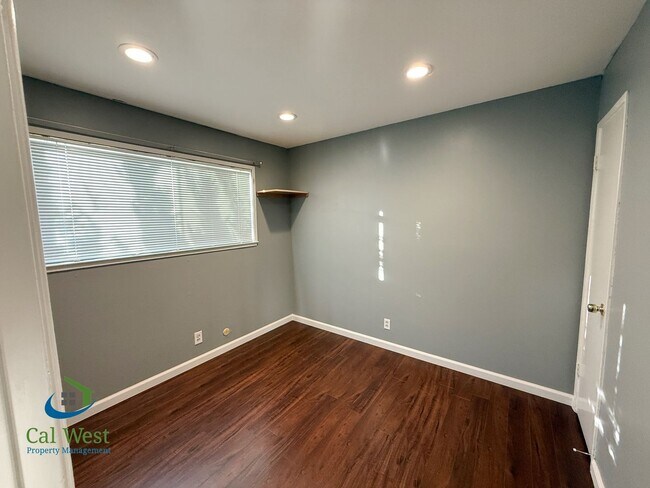 Building Photo - $2600 - 2 Beds/1 Bath Updated Condo in Gilroy