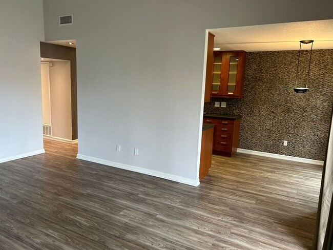 Building Photo - FANTASTIC UPSTRS 2BD 2BA CONDO FOR LEASE!