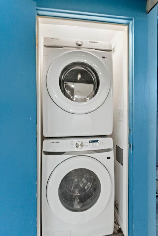 Building Photo - 217 E 12th St