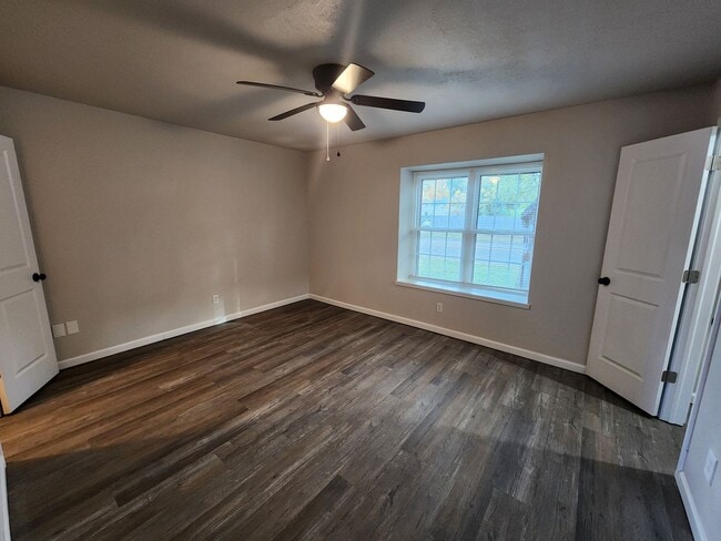 Building Photo - IMMEDIATE MOVE IN