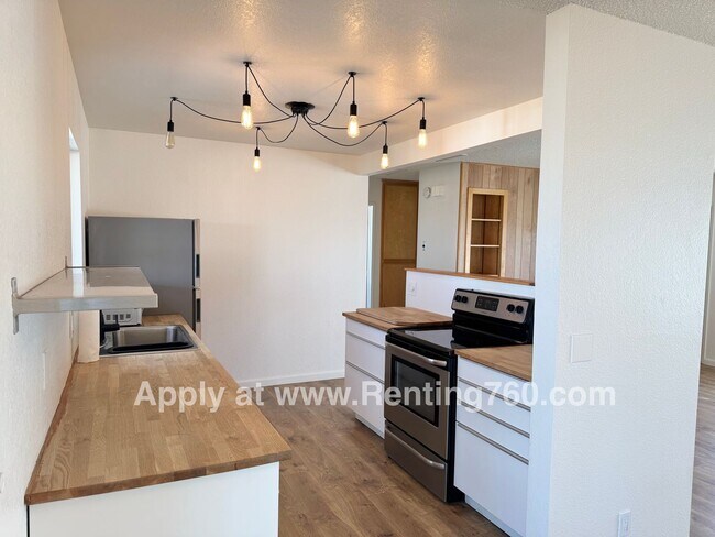 Building Photo - Spacious Home with Solar Panels!!