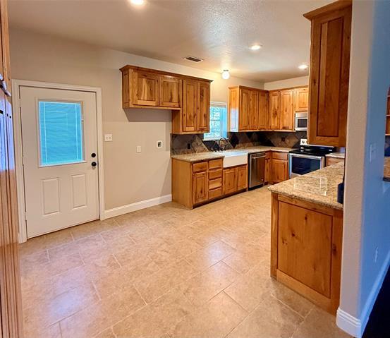 Building Photo - 910 E 3rd St