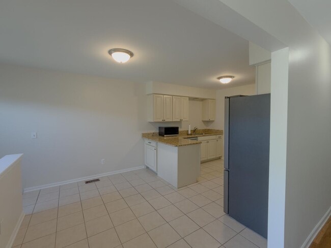 Building Photo - Move-In Ready Ranch Condo with Basement & Prime Location