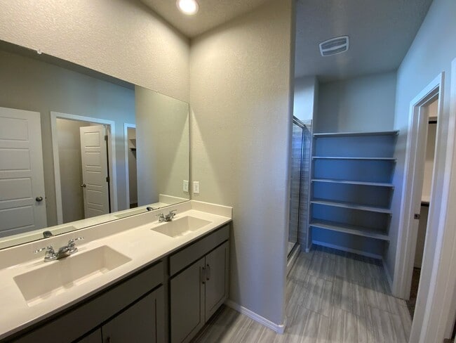 Building Photo - 3 Bedroom Single Story Home Available Near...